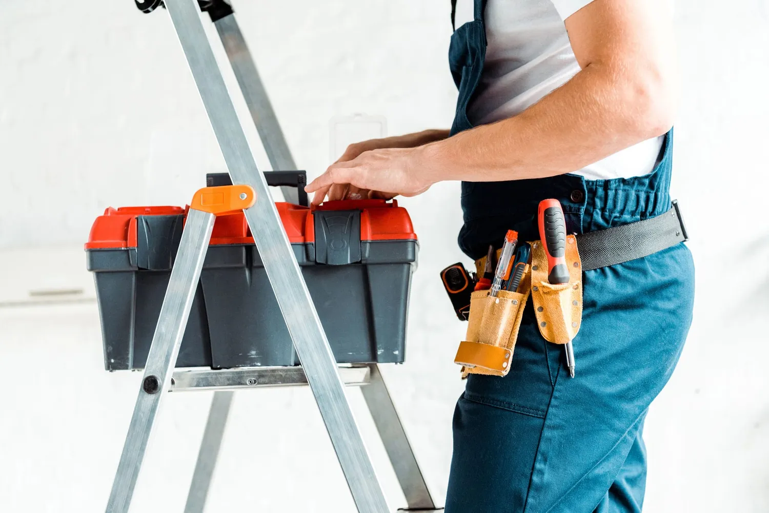 Handwerker arbeitet an Sanitär- und Heizungsinstallation