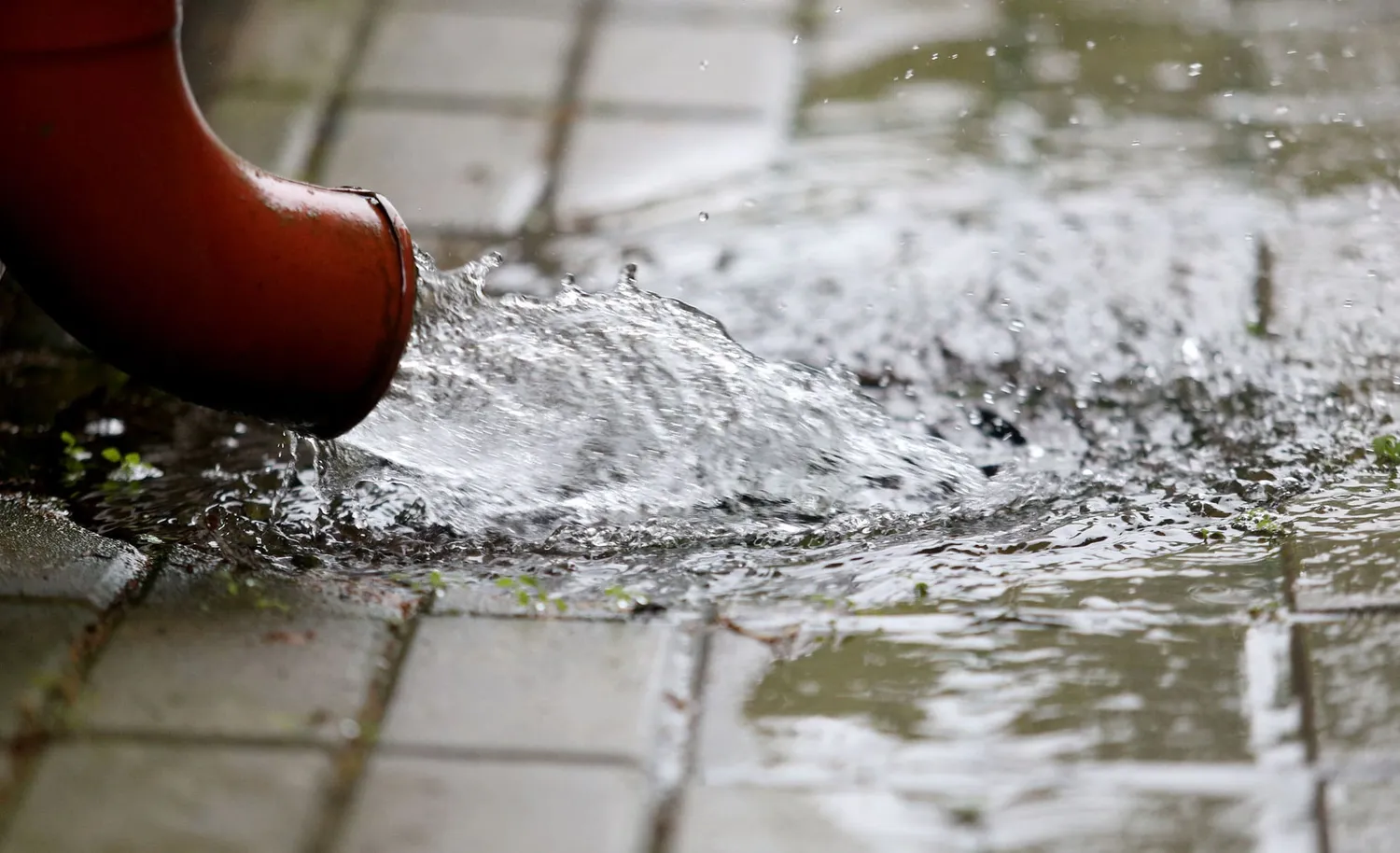 Wasser läuft in ein Regenwassersystem